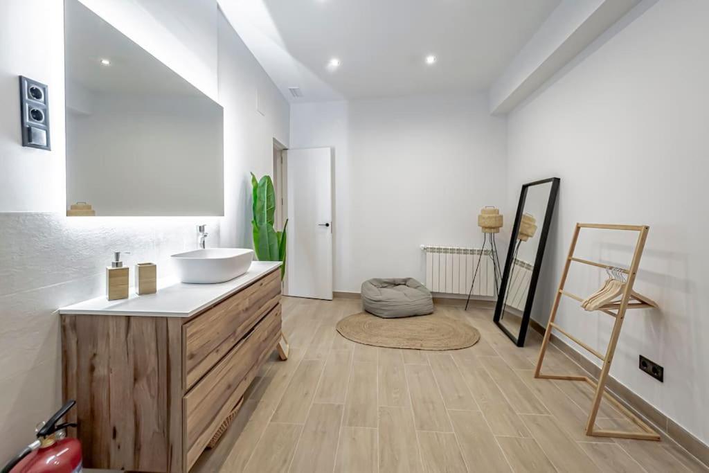Apartment Stunning And Spacious Flat At Barrio De Letras Madrid